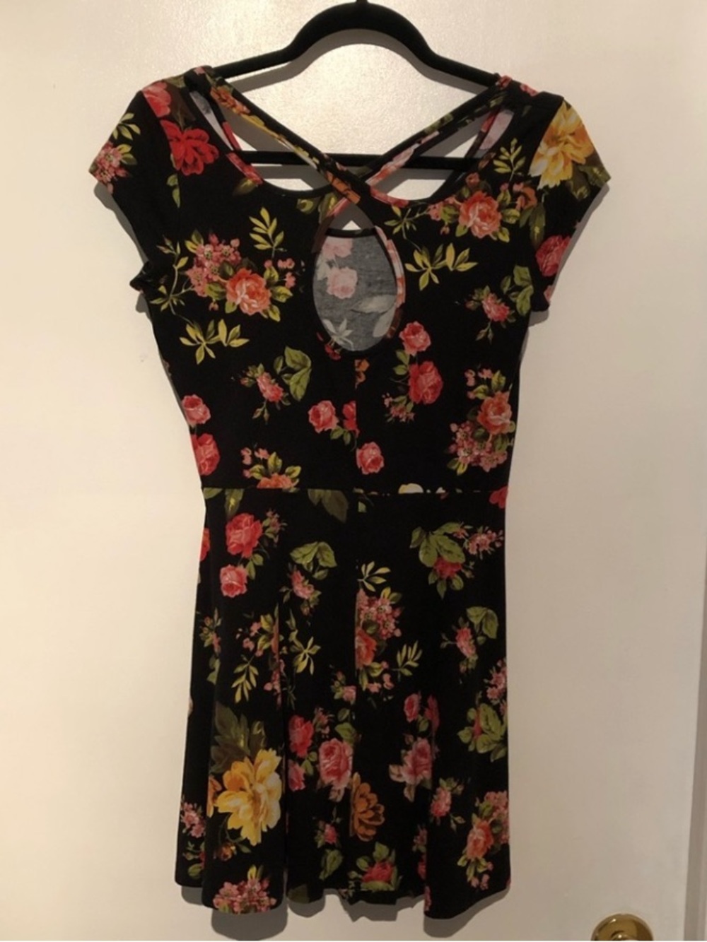 Beautiful Black Floral Dress w/ criss cross back! size L